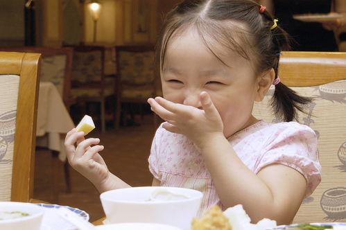 网红奶奶和宝宝吃饭视频,萌态十足引网友热议
