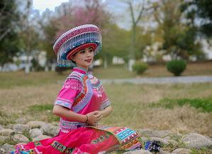 苗族女孩吃瓜,苗族女孩的夏日瓜果盛宴